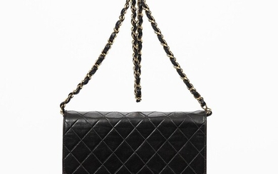 Chanel: A bag made of black quilted leather with gold tone hardware, chain strap and one interior zipped pocket. – Bruun Rasmussen Auctioneers of Fine Art