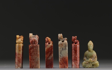 Chine - Ensemble de cinq sceaux en pierre dure et un personnage en jade sculptés....