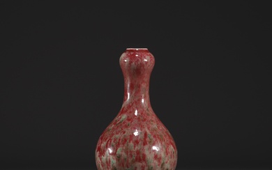 Chine - Vase en porcelaine à glaçure sang de bœuf flamé, marque aux cercles. Poids:...