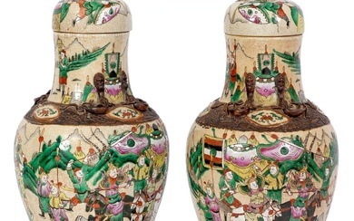 Chine, XIXe siècle Paire de vases couverts en porcelaine de Nankin à décor en émaux...
