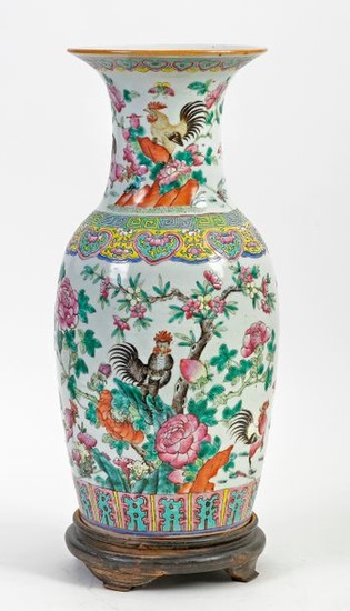 Chine, XIXe siècle Vase balustre en porcelaine...