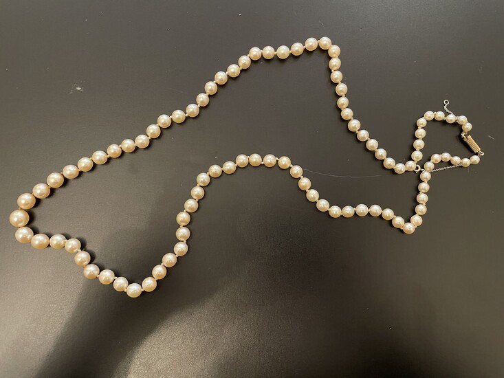 Collier formé de 93 perles de culture blanches... - Lot 20 - De Baecque et Associés