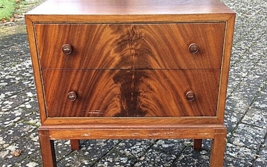 Danish cabinet maker: A small mahogany chest of drawers. H. 64 cm. W. 55. D. 37.5 cm.