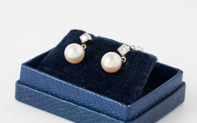 EARRINGS, 1 pair, 18 k white gold, 2 cultured salt water pearls approx 7,7 mm, 2 brilliant cut diamonds approx 0,07 ct/pc.