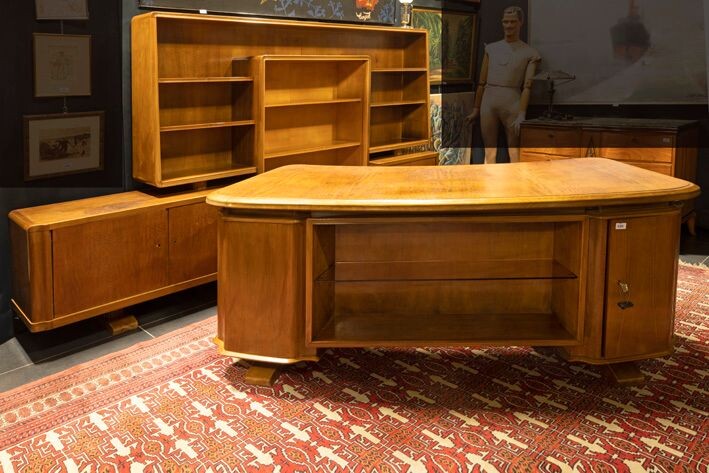 Ensemble Art Déco en noyer bestaande uit een bureau met elegant design en een bibliotheekmeubel...