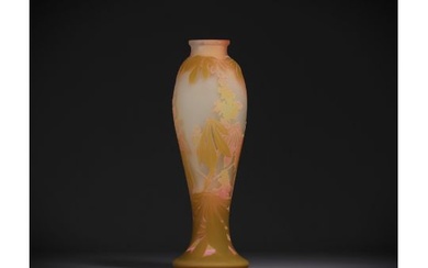 Etablissements Emile GALLE (1846-1904) Acid-etched multi-layered glass vase with floral decoration