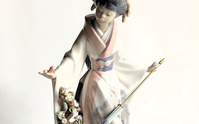 Figura en porcelana de Lladró. Modelo "Japonesita con sombrilla nº5"....