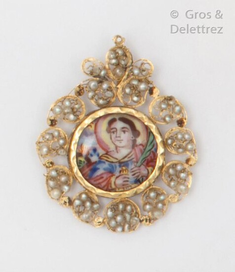 Filigree yellow gold pendant, decorated with a polychrome enamelled miniature representing a religious scene in a pearl surround. Length : 4,2cm. Weight : 6,1g.