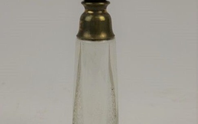 Fioret - "Chose Promise" - (1924) Flacon en verre incolore pressé moulé de section cubique,...