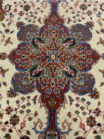 Fringed Wool Oriental Style Carpet, India