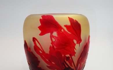 GALLE, Vase en verre gravé à l'acide à décor de cyclamens Ht : 13,5 Diam...