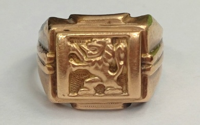 Gold men's ring, 14k gold, with lion design at...