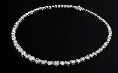 Gradient platinum necklace in simple façon with diamonds (together ca. 32,45ct/P1-2/W(H) and 1xC(P)), 33,1g, l. 39,8cm