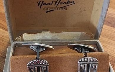 Hans Hansen: A pair of cufflinks of sterling silver. 1×1 cm. Weight app. 11 g. (2)