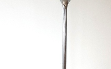 Harvey GUZZINI (XXe siècle), Lampe de sol Modèle Bud Grande, fût et base en métal...