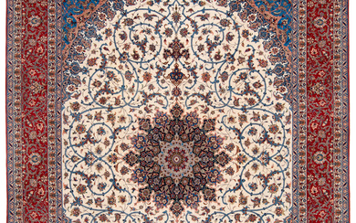 Isfahan Persian rug: Iran, 20th century