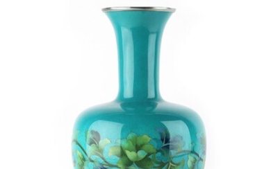 JAPON , XIXe siècle Vase balustre en émaux cloisonnés à décor central d’une frise de...
