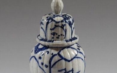 JAPON ou CHINE. Pot couverte en grès émaillé à décor bleu sur couverte blanche, le...