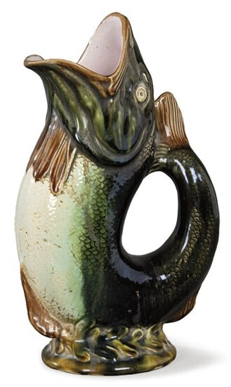 Jarra con forma de pez en cerámica esmaltada posiblemente de Caldas Bordallo Pinheiro. Portugal hacia 1890