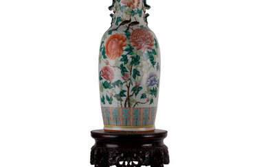 Kegelvormige vaas. China. Qianlong periode. Porselein. Famille rose decor van koppel fazanten bij boom in bloei, Hals