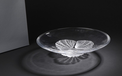 LALIQUE France Coupe circulaire en cristal translucide pressé moulé modèle "Rockley", reposant sur trois coquillages...