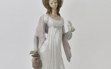 LLADRO PORCELAIN FIGURE OF A YOUNG LADY