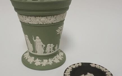 LOT WEDGWOOD ENGLAND, VASE WITH FLOWER FROG AND ASH