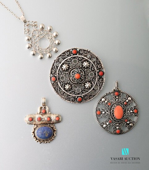 Lot en argent comprenant un pendentif médaillon... - Lot 220 - Vasari Auction