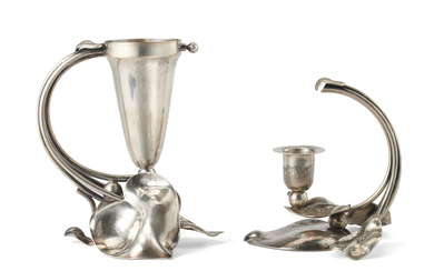 Lotto in argento composto da un candeliere ed un portafiori decorati a foglie mancante del vaso in vetro (g 500)…