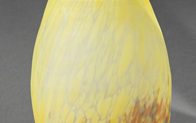 MULLER FRERES - LUNEVILLE Vase ovoïde en verre mélangé marmoréen jaune et blanc et rose,...