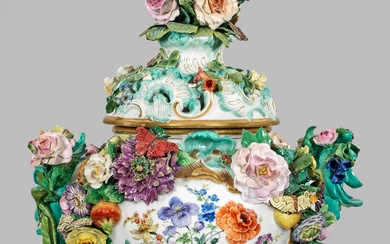 Magnifique vase pot-pourri Meissen à décor floral Le corps du vase en forme de balustre,...