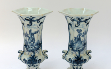 Manifattura di Delft, coppia di vasi in maiolica a decoro monocromo blu con figure (h cm 25)