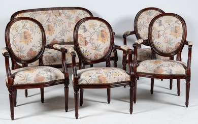 Mobilier de salon de style Louis XVI en bois mouluré et teinté comprenant un canapé...