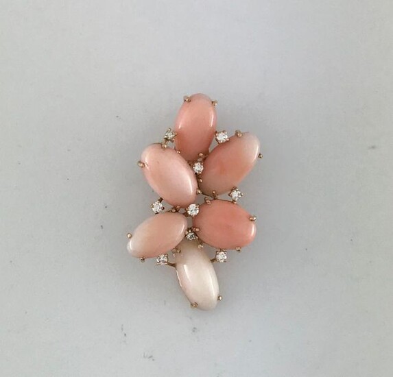 Modernist pendant in 750°/°° gold with pink coral cabochons punctuated with diamonds, Gross weight: 7,5g