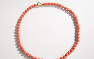 Necklace of coral beads, 18k yellow gold clasp....