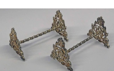 PAIR OF DECORATIVE SILVER KNIFE RESTS WITH FOLIATE ENDS BY H...