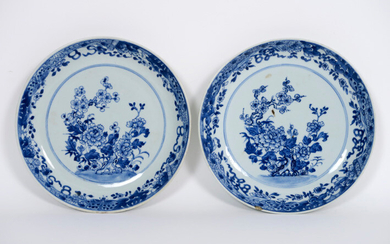 Pair of 18° century Chinese bowls in porcelain with blue-white decor with flower bushes - diameter : 21,5 cm ||pair or 18th Cent. Chinese dishes in porcelain with blue-white decor with flower bush
