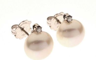 Pair of cultured pearl ear studs