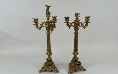 Paire de chandeliers en bronze ciselé à trois bras de lumière à décor feuillagés. XIXe....