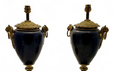 Paire de lampes montées de forme balustre en porcelaine bleu de four à rehaut d'or,...