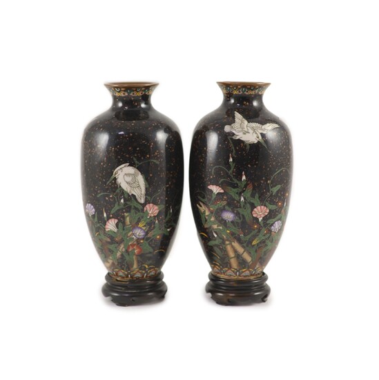 Paire de vases "aigrettes" japonais en fil d'argent et émail cloisonné, période Meiji,chacun décoré d'aigrettes...