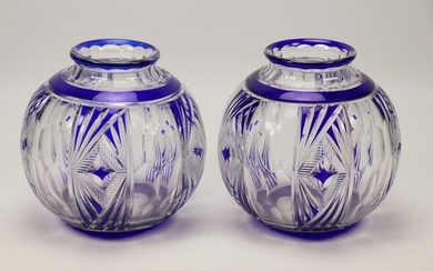 Paire de vases de forme boule en cristal bicolore.…