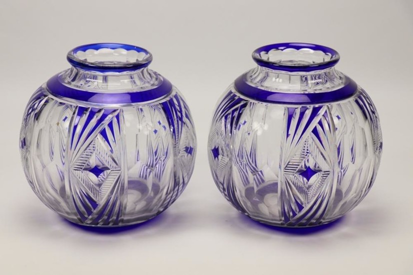 Paire de vases de forme boule en cristal bicolore.…