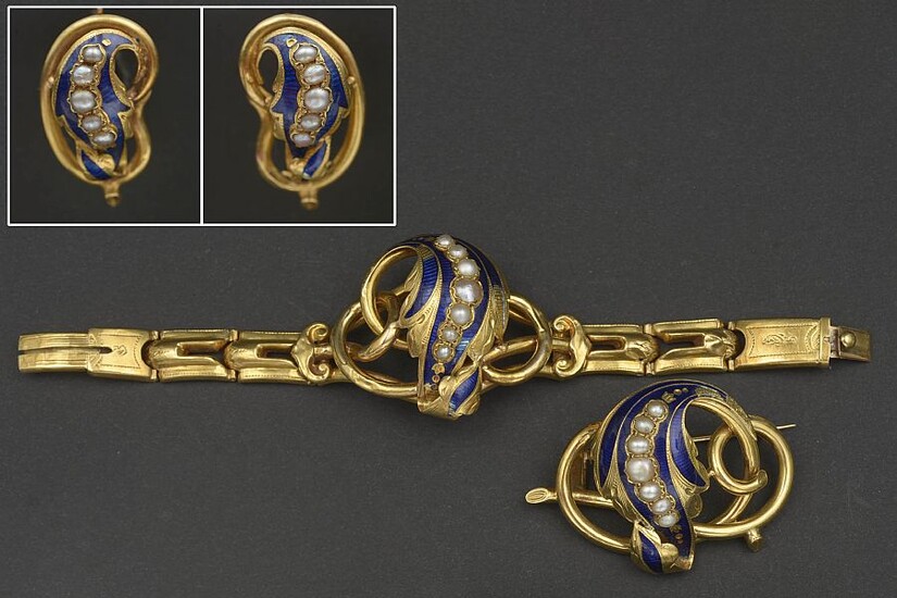Parure Napoléon III comprenant un bracelet, une paire de boucles d’oreilles et une broche en or jaune 18 carats sertis d’email bleu et de perles blanches. Epoque: XIXème. L. bracelet: +/-16cm. Dim. broche: +/-3.5x5cm. Poids total: +/-37gr.