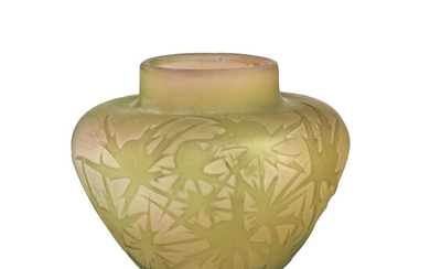 Petit vase en verre multicouche signé Gallé. A décor dégagé à l'acide de chardons verts sur fond vert nuancé rose, h. 6 cm