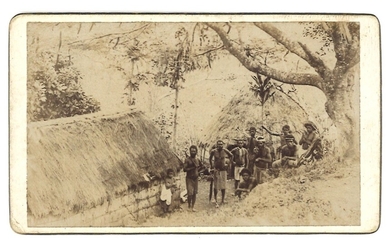 Photographe non identifié. Photographies d’un groupe d’hommes à l’entrée d’un village et de femmes d’une...