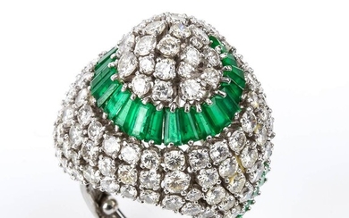 Platinum, diamonds and emeralds ringplatinum 950, in the shape of a dome, set with spiral...