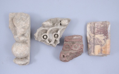 Probablement Smyrne ou ses environs Fragments en marbre : - Fragment de frise romaine en...