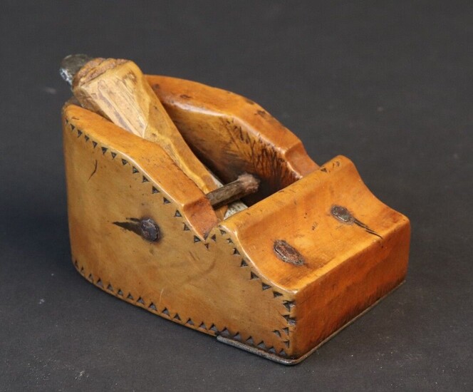 Violin maker's plane with boxwood shaft, iron sole. Decorated with a wolf's teeth frieze. Original blade. 18TH CENTURY. Length : 7,2 cm. Replaced corner
