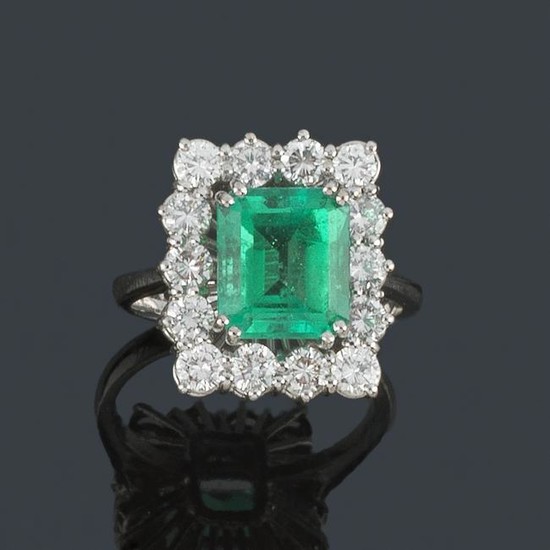 Ring in 18K white gold with central emerald and border